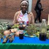 Foto de una ciudadana en una feria 