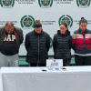 Imagen de los capturados junto a los policías