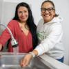 Foto que muestra dos personas sonriente