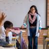 Foto que muestra estudiantes en un salón de clases 