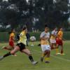 Foto que muestra mujeres futbolistas jugando en Bogotá.