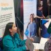 Foto que muestra personas hablando en una feria de vivienda en Bogotá.