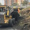 Foto que muestra un carro recolector y personas levantando residuos en un canal
