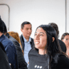 Imagen de una joven y un joven hablando y sonriendo