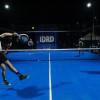 personas entrenando pádel
