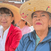 Imagen de dos señoras sonriendo con sombrero