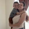 Foto que muestra a Sonya Esquivel alzando a su hijo. 