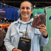Foto de una persona con un libro