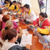 Imagen de personas hablando con funcionarios de Integración Social