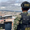 Imagen de un soldado viendo la ciudad