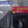 Foto de la entrada de estación de TransMilenio en Bogotá.