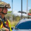 Militar custodiando carretera.