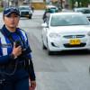 Foto de una Agente Civil de Tránsito en una calle de Bogotá