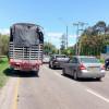 Un camión y un vehículo en las vías de Bogotá