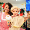 Imagen de una niña junto a uno señora con vestidos afrocolombianos
