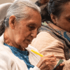 Imagen de dos señoras escribiendo en papeles