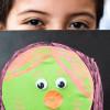 Niña con un dibujo.