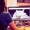 Imagen de una mujer frente a un computador.