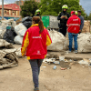 Foto de funcionarios del Distrito en operativo de limpieza en el centro de Bogotá.