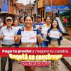 Imagen de personas con un certificado de pago del predial