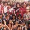 Imagen antigua de personas reunidas alrededor del fútbol 
