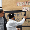 Imagen de una persona mayor interactuando con una cartelera