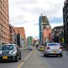 Foto que muestra vehículos andando por las calles