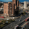 Imagen panorámica de una vía en la que circulan varios tipos de vehículos automotores