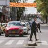 Foto que muestra vehículos andando por las calles