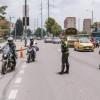 Foto que muestra vehículos andando por las calles