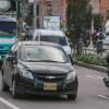Foto que muestra vehículos circulando por las calles de Bogotá.