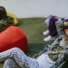 Imagen de personas sentadas en puff de la FUGA en cine al aire libre