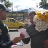 Policía brinda información a ciudadano sobre la presencia policial para el Día de la Madre.