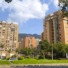 Imagen panorámica de la ciudad de Bogotá donde se aprecia un día resplandeciente.