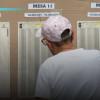 Un señor revisando su puesto de votación en bogotá.
