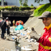 Foto de funcionarios del Distrito en operativo de limpieza