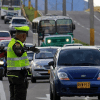 Imagen de varios vehículos transitando en una avenida de Bogotá