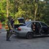 Patrulla del Ejército haciéndole un registro a un vehículo en carretera.