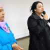 Imagen de tres mujeres hablando en el seminario
