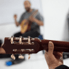 Imagen de una persona tocando guitarra.