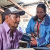 Foto de un funcionario ayudando a un ciudadano