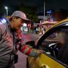 Gestor verificando taxi.