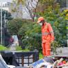 Foto que muestra un trabajador de Aguas de Bogotá limpiando las calles