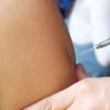 Foto que muestra una persona colocando una vacuna en un brazo