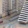 Avenida bogotana con buses TransMilenio, edificios altos y cruces peatonales desde arriba