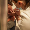 Foto que muestra una enfermera colocando una vacuna en un brazo