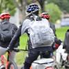 Foto de personas montando en bicicleta