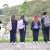 Foto que muestra estudiantes mirando un lago 