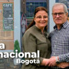 Foto de dos bogotanos frente a una vivienda.