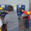 Imagen de gente recargando la tarjeta TuLlave en TransMilenio